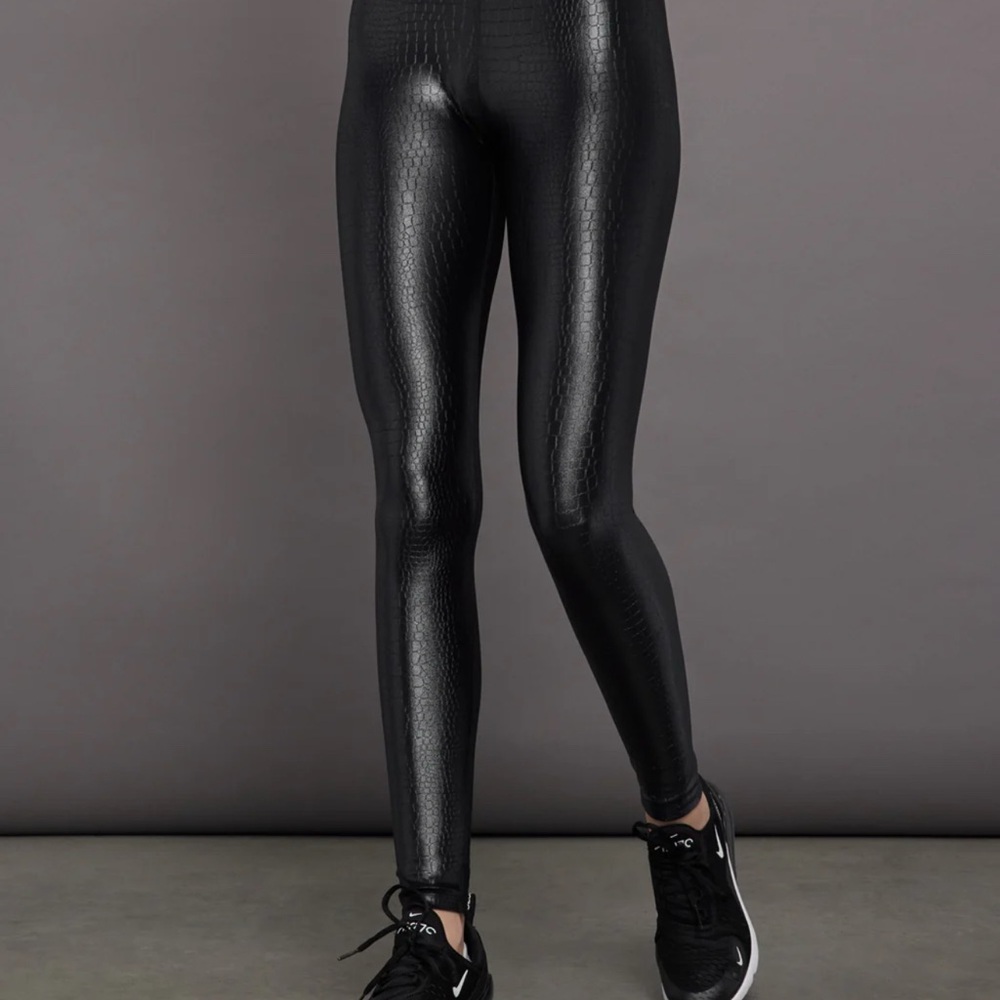 Carbon38 High Rise 7/8 Black Leggings in Croc Takara Shine
